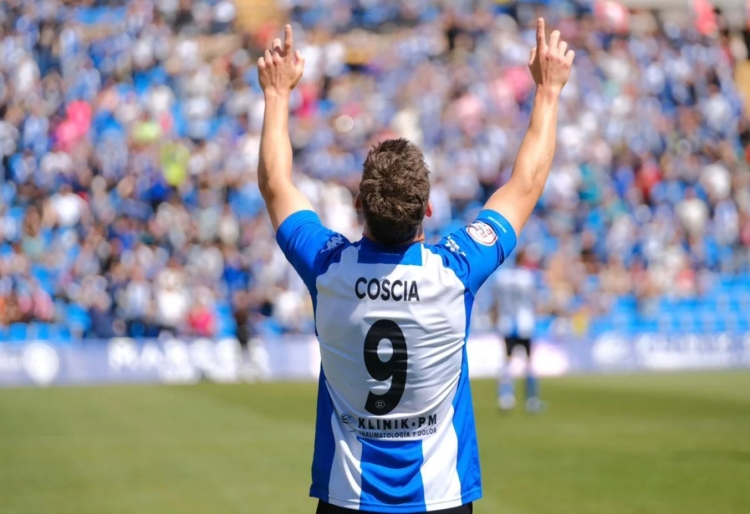 Coscia celebrant el gol de l'ascens herculà contra el Lleida | Todo Alicante