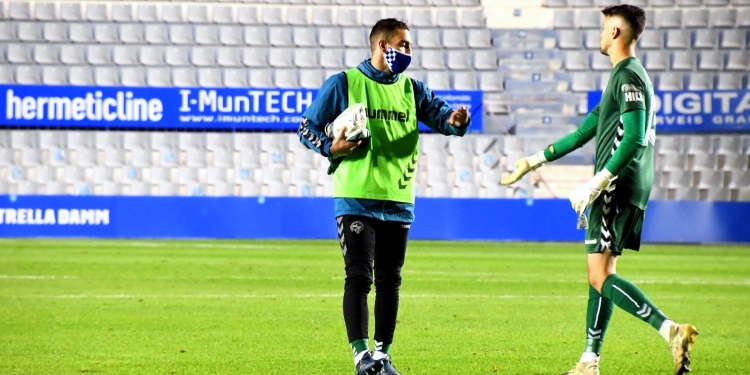 Mackay i Fuoli durant l'escalfament del Sabadell-Almería | Marc González Alomà