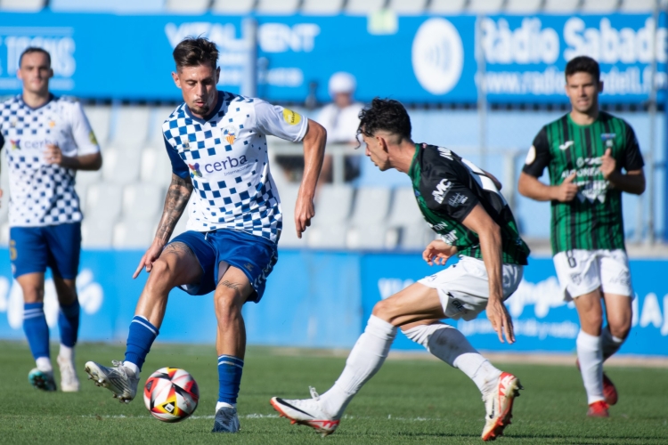 Beitia, davant Armando Corbalán, en el mateix Sabadell-Sestao | Roger Benet