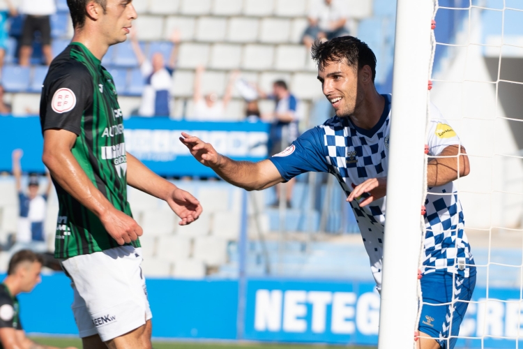 Manel celebrant el seu gol contra el Sestao River | Roger Benet