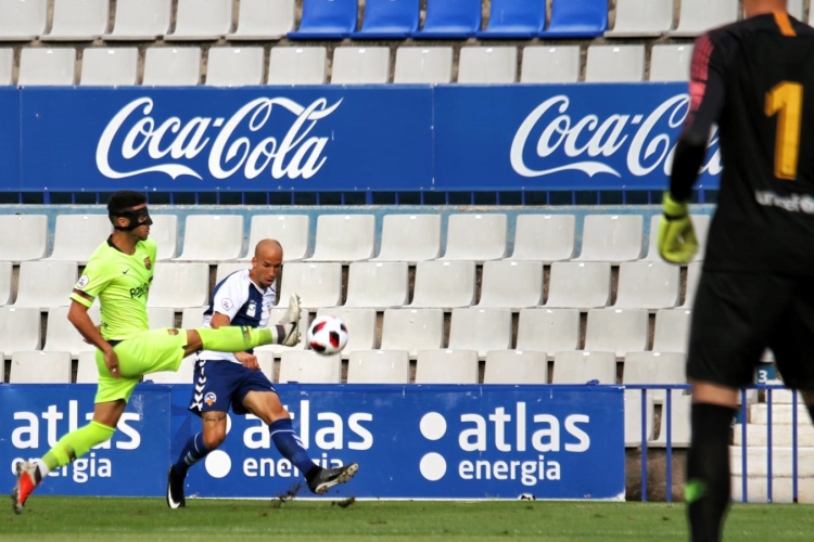 Valentín prova la centrada en un Sabadell-Barça Atlètic | Sendy Dihör