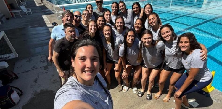 'Selfie' de la fins ara boia de l'Astralpool, Paula Leitón, amb la resta de la selecció | RFEN