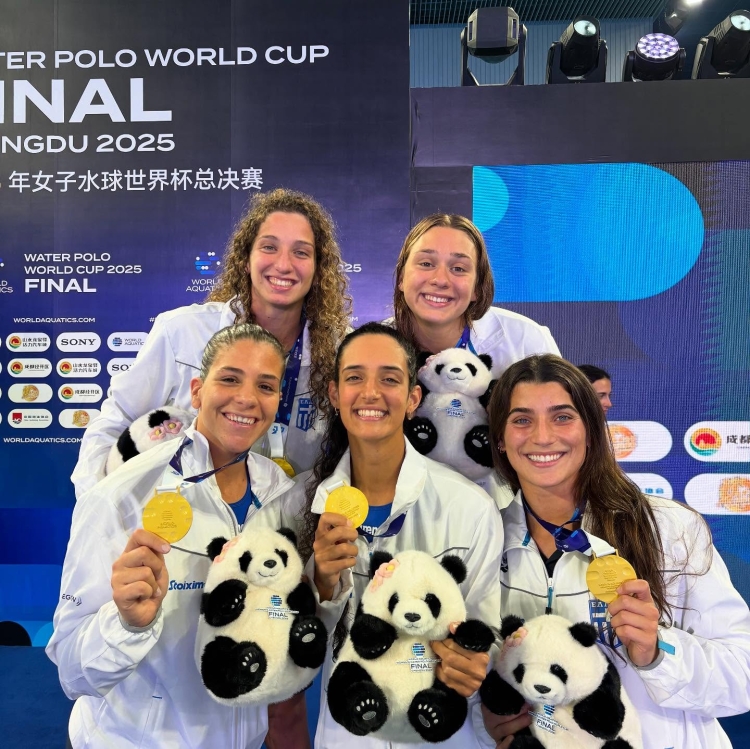 Giannopoulou (a dalt a l'esquerra) amb l'or aconseguit amb Grècia a la World Cup de Chengdu | Instagram