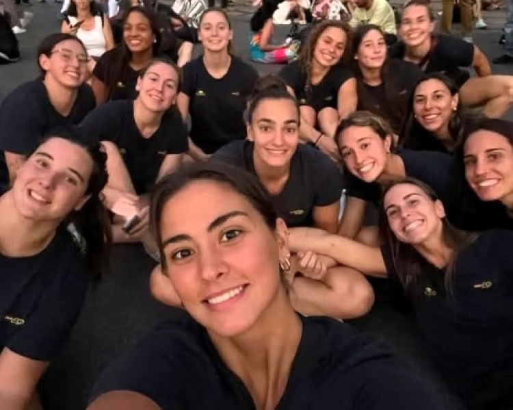 'Selfie' de Crespí amb la resta de la selecció a Singapur | Instagram