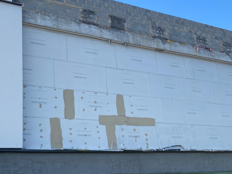 Reparació d'una de les façanes afectades