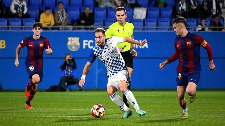 L'àrbitre observa Cristian Herrera, entre Aleix Garrido i Marc Casadó | Críspulo Díaz