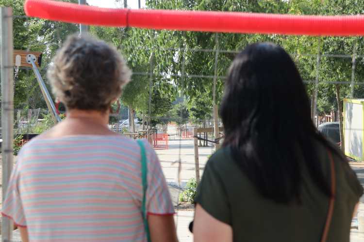 Mar Molina i Cristina López observant les obres