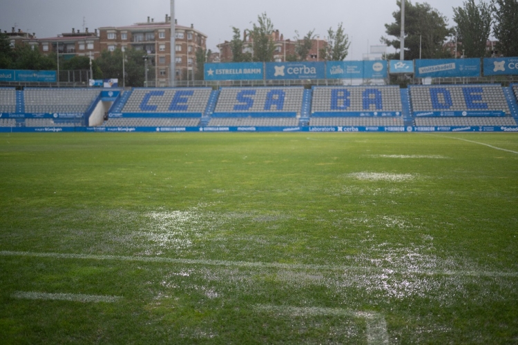 Aspecte de la gespa dissabte durant el diluvi que va interrompre el Sabadell-Cartagena | Roger Benet