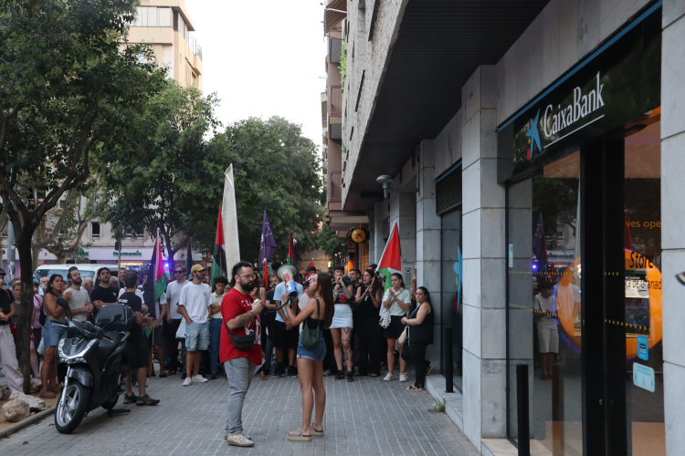 Parada reivindicativa davant de Caixabank | Júlia Ramon