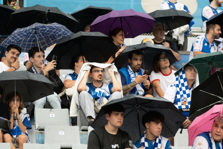 Arlequinats refugiant-se de la pluja dissabte a la Nova Creu Alta | Roger Benet