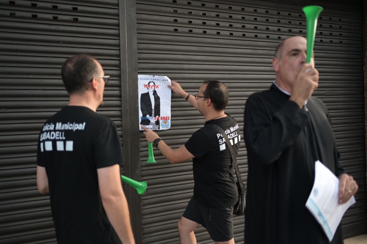 Moment de la manifestació a la seu del PSC