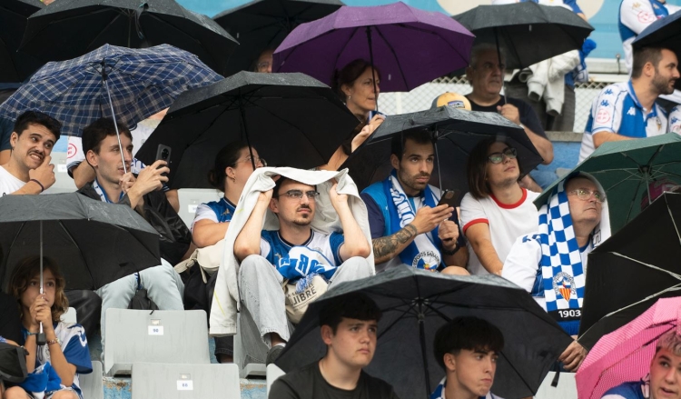 Afició CE Sabadlel pluja