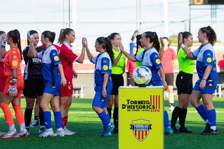 Salutació inicial del Sabadell-Terrassa de pretemporada | Històrics (Paula Aracil)