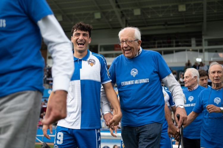López-Pinto acompanyant un dels socis més longeus del club | Roger Benet