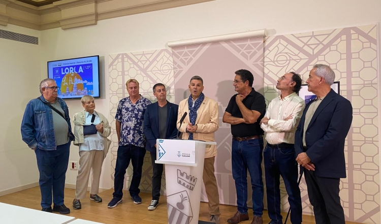 Roda de premsa, amb els directors artístics al centre
