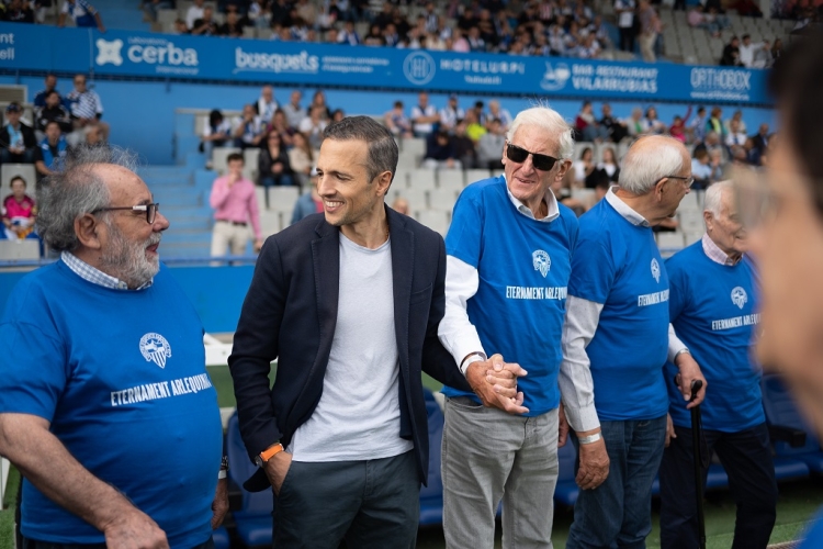 El president Morilla-Giner conversant amb alguns dels socis | Roger Benet