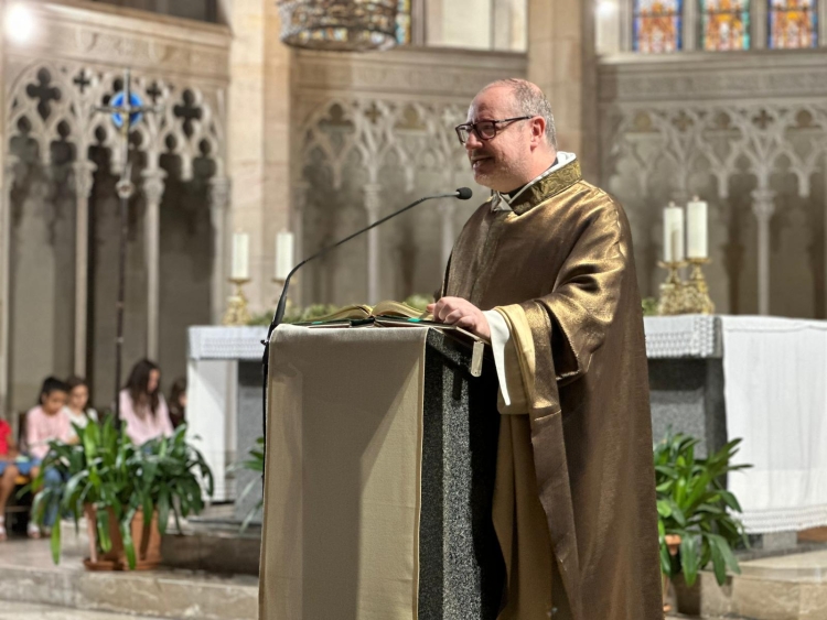 Mossèn Xavier Farrés de Sant Fèlix durant la cerimònia | Marc Ortín