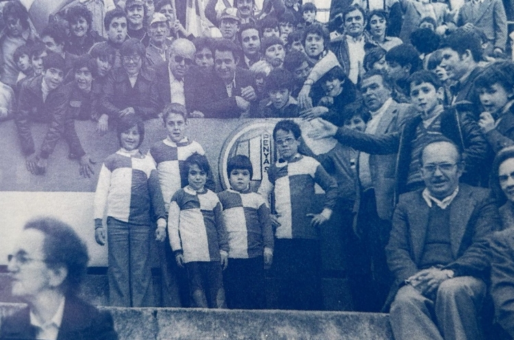 Canalla arlequinada al lateral de la Nova Creu Alta en un dels primers anys de la penya | Penya Sabadell