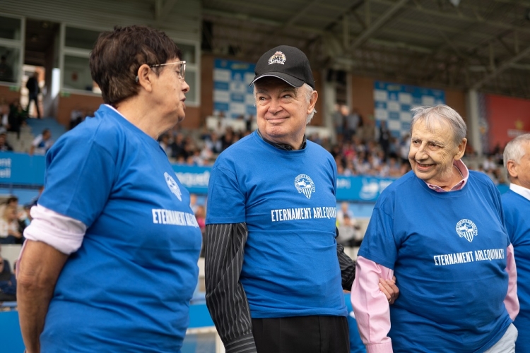 Tres dels socis ahir homenatjats a peu de camp | Roger Benet