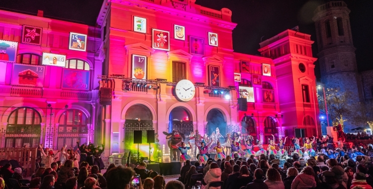 Un dels espectacles del 'Somriu al Nadal' amb el calendari de fons | Roger Benet