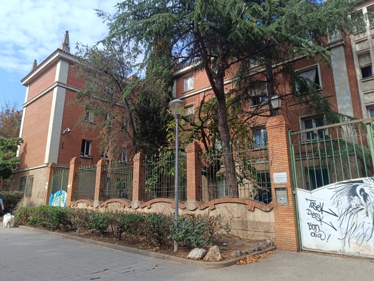 Exterior de la caserna, on viuen una quarantena de persones en situació de sensellarisme | Pere Gallifa