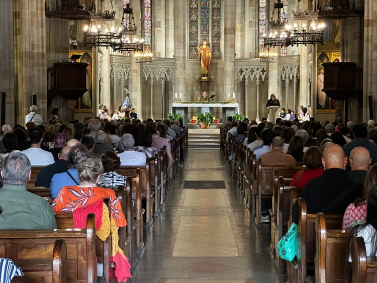 Els fidels presents a la missa | Marc Ortín