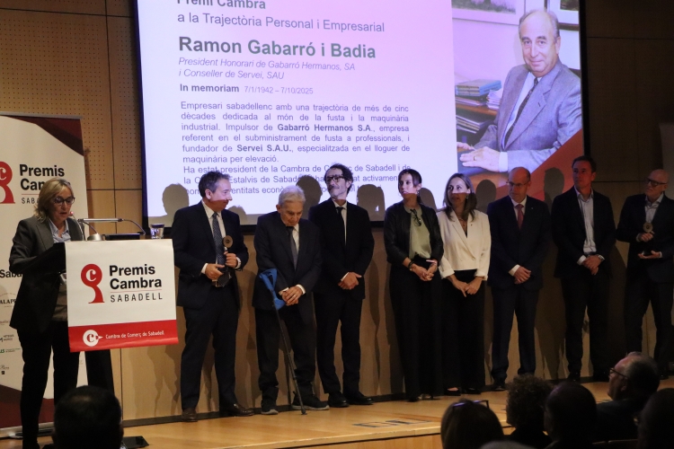 La filla de Gabarró llegint el discurs que havia escrit el seu pare