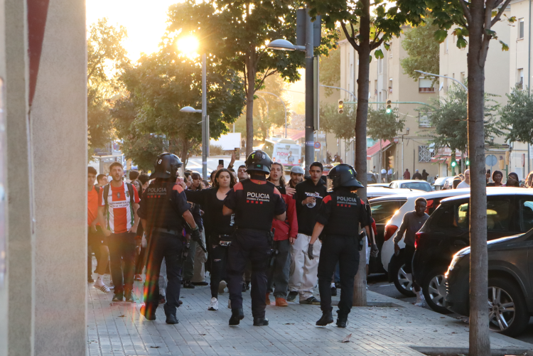 Els manifestants darrere el cordó policial pujant per l'avinguda d'Espronceda