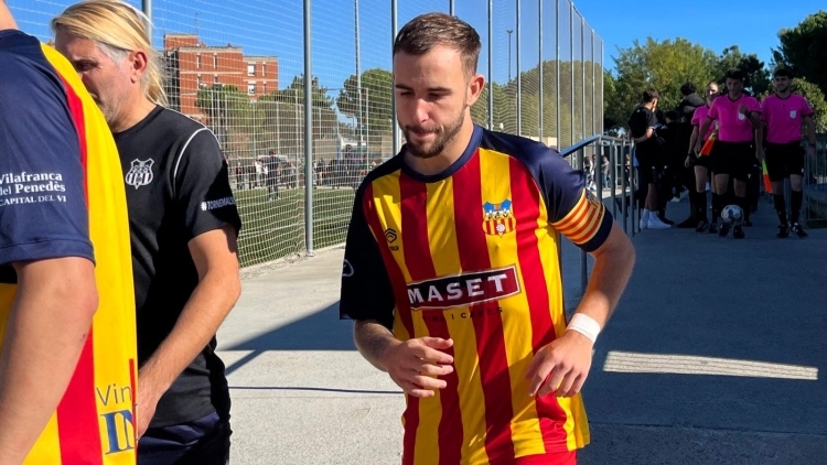 L'exarlequinat Acedo lluint el braçalet de capità del rival | Adrián Arroyo