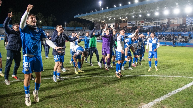 Els arlequinats celebrant l'últim triomf davant el Sevilla Atlético | Roger Benet