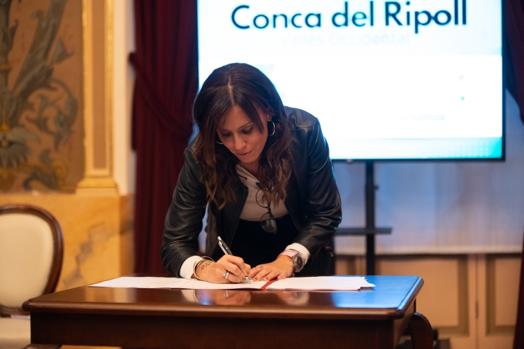 Marta Farrés firmant l'acord avui al Teatre Principal