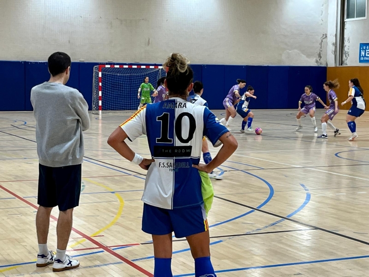 Ortigosa, al costat del tècnic Xavi Muñoz, amb el partit en marxa | Adrián Arroyo