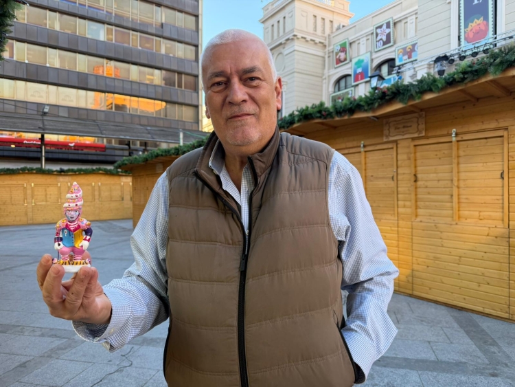 Gaspar Prat amb la figura del Llaminer