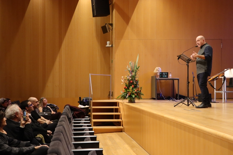 El germà de Ferrer damunt l'escenari 