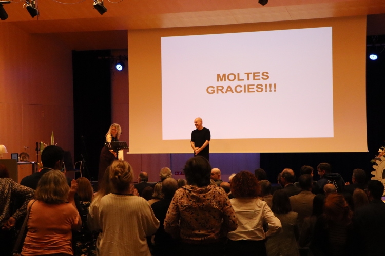 El públic, dempeus aplaudint a Ferrer