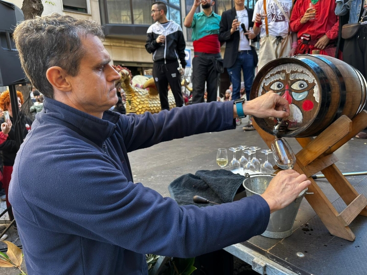 L'enòleg Xavier Rosich amb la bota de vi novell | Marc Ortín
