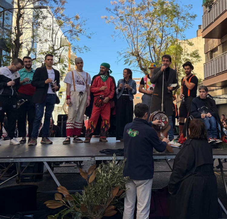 Les colles participants, l'alcaldessa i membres de la bodega tastant el vi novell | Mireia Sans