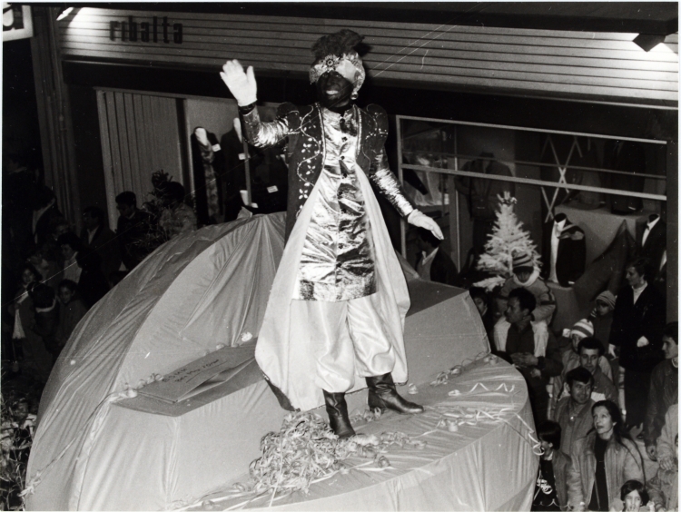 Cavalcada de l'any 1987 amb el Rei Baltasar saludant | Pere Farran, Arxiu Històric de Sabadell