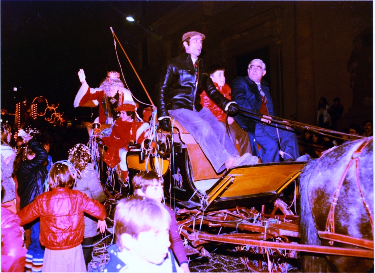 Cavalcada de la dècada dels 80 amb els Reis damunt d'un carruatge | Arxiu Històric de Sabadell
