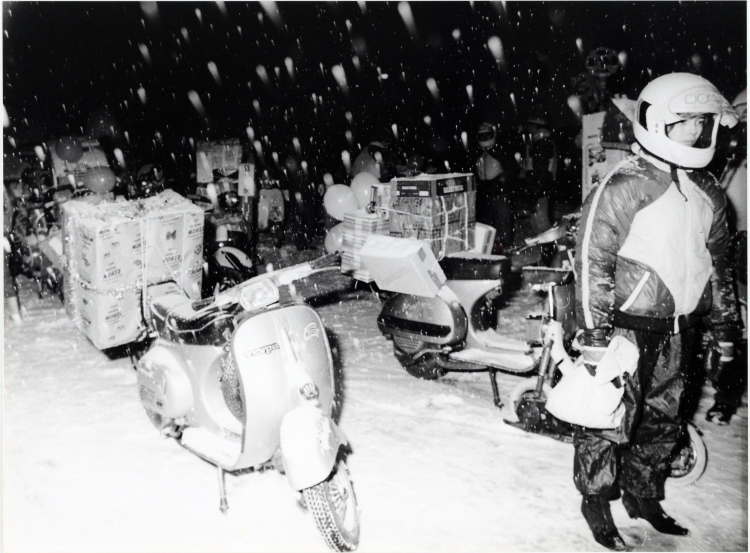 Motos tipus Vespa a la cavalcada de 1985 amb neu | Pere Farran, Arxiu Històric de Sabadell 