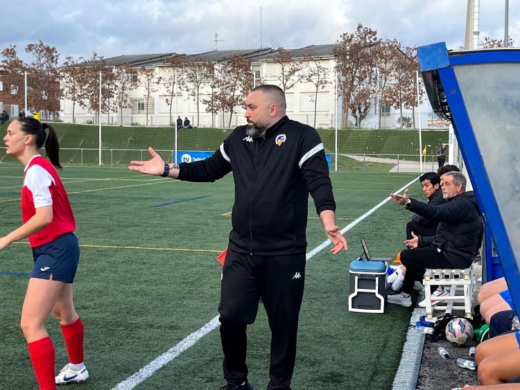 Santi Fernández ahir al migdia a la banqueta d'Olímpia | Adrián Arroyo