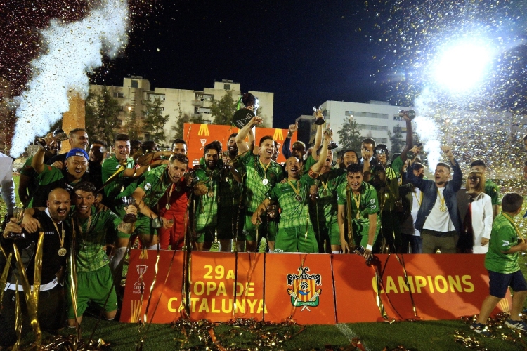 Eufòria del Cornellà en la celebració del títol de 2018 a Gavà | UEC