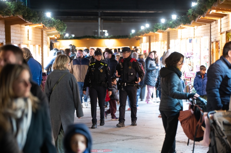 Dos agents a la Fira de Santa Llúcia