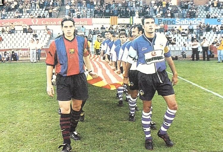 Els capitans Miguel Ángel i Capilla salten al camp lluint una senyera | @trayectfutbol