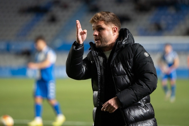 Ferran Costa donant indicacions durant el Sabadell-Sevilla Atlético | Roger Benet