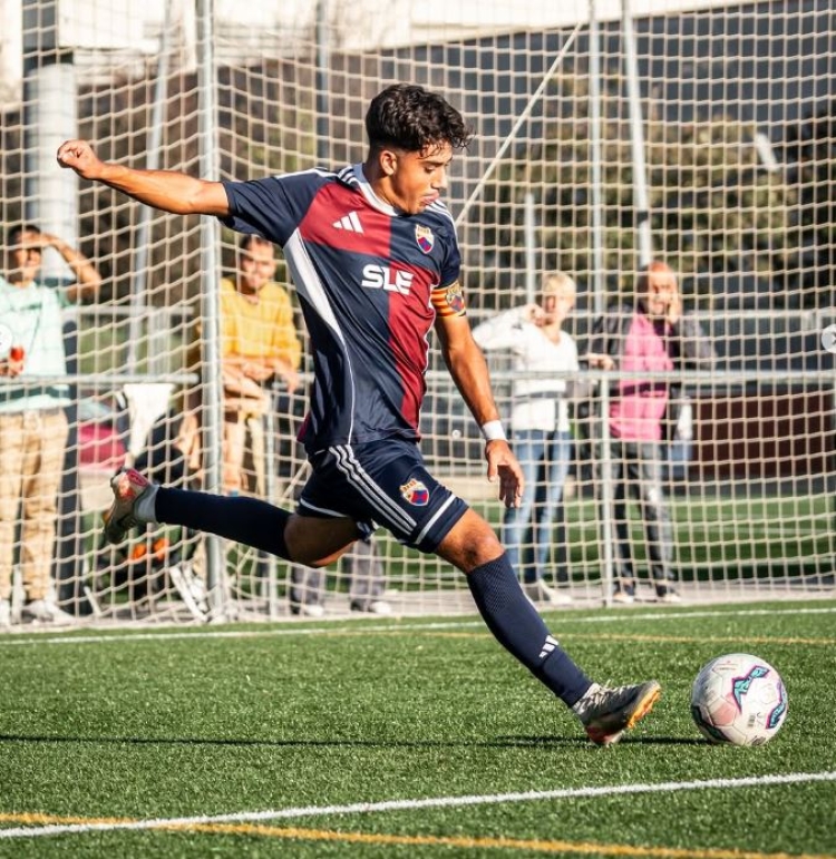 Iker Gutierrez colpejant la pilota / CE Mercantil