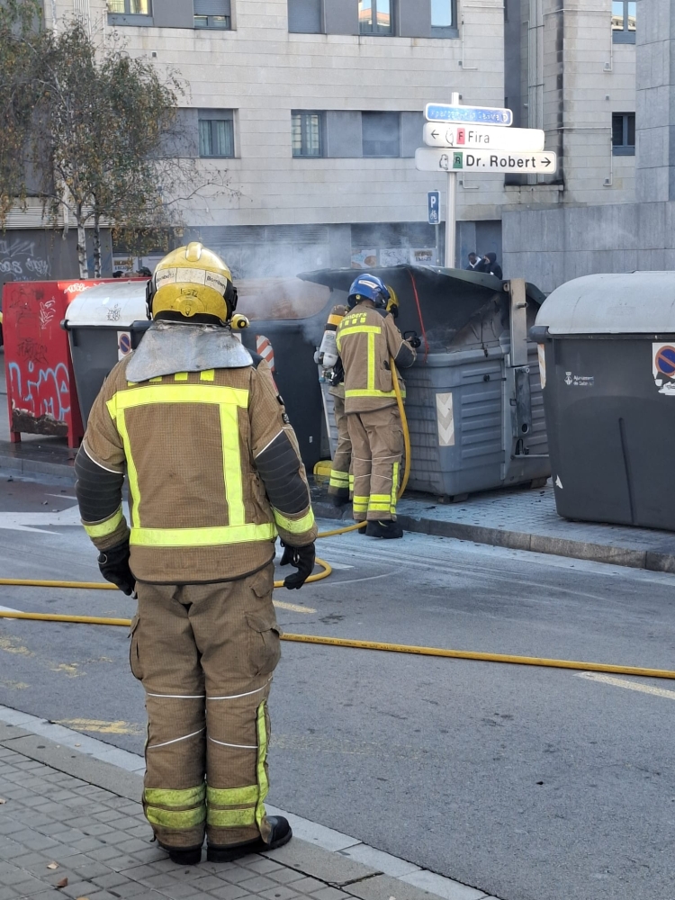Els Bombers treballant a la zona