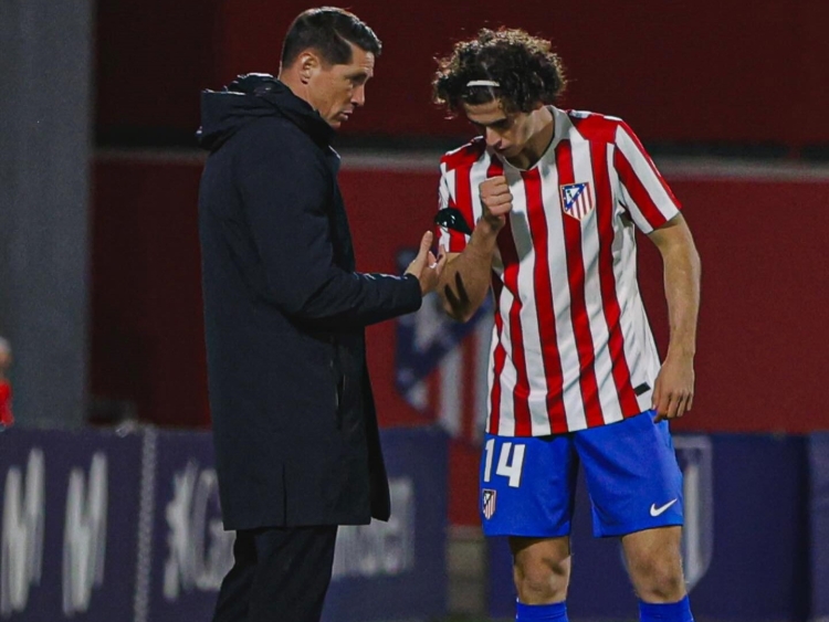 Fernando Torres donant indicacions a Morcillo en un partit a Alcalá | ATM