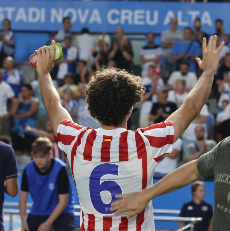 Morcillo saludant la Nova Creu Alta al final del partit | ATM