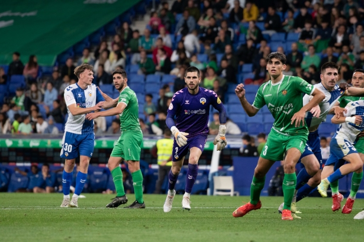 El porter Sergi Puig busca la rematada davant Gerard Martín, ara al Barça | Roger Benet